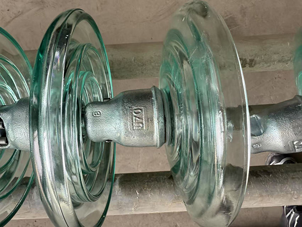 Standard glass insulator U70BS (U70BL)