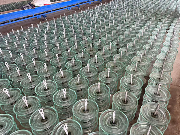 Glass insulator U40 triple type